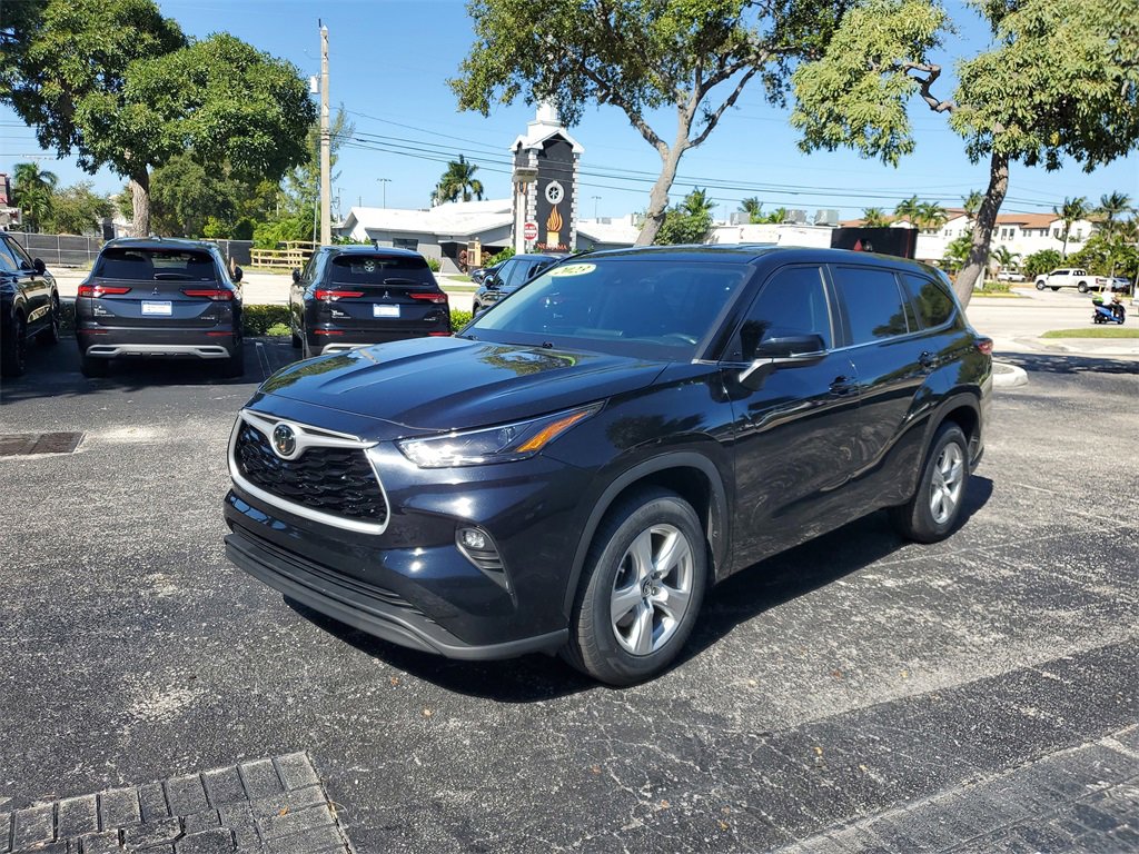 Used 2023 Toyota Highlander LE image 3