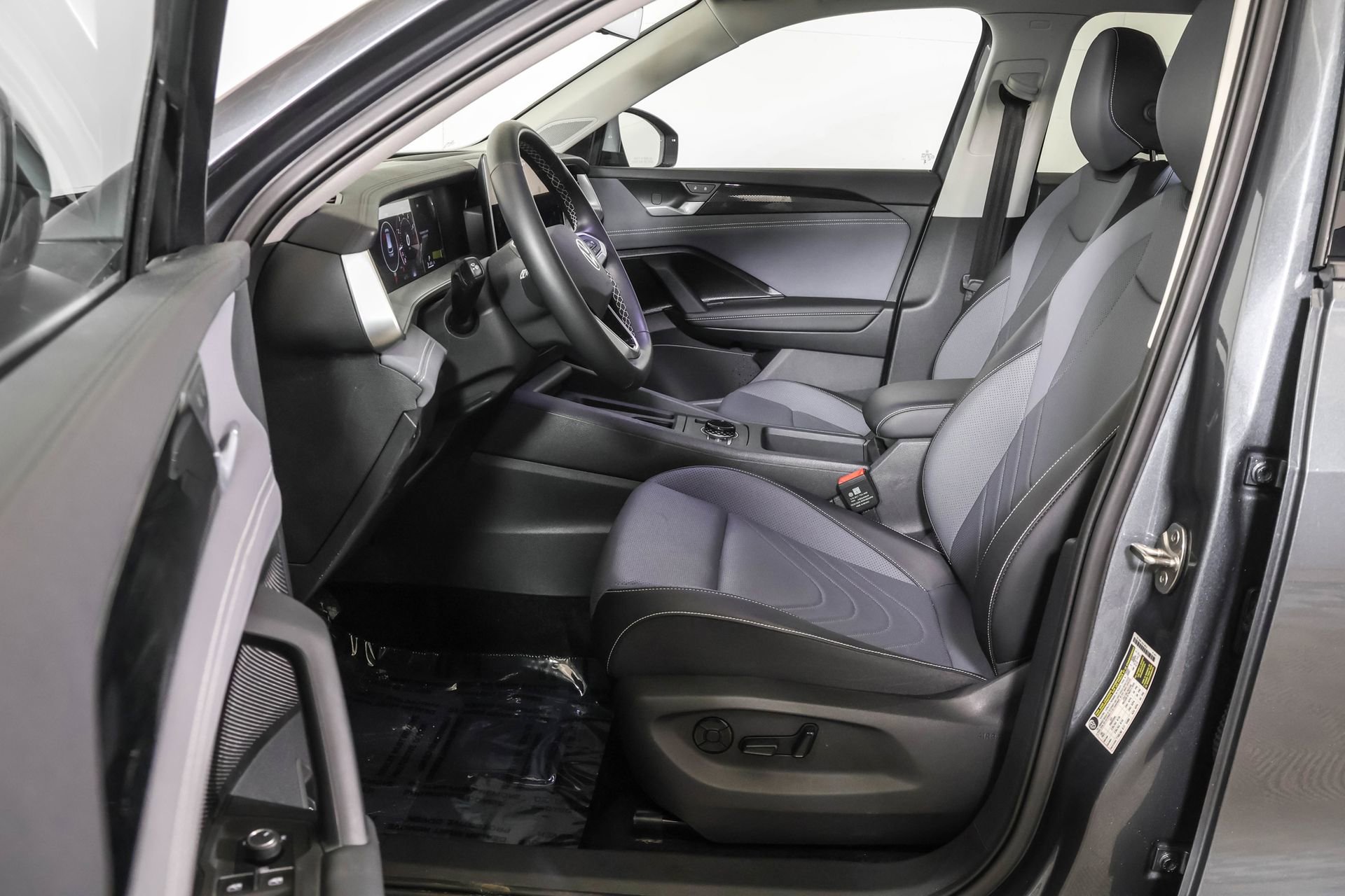 Used 2025 Volkswagen Tiguan SE w/ Panoramic Sunroof Package image 7