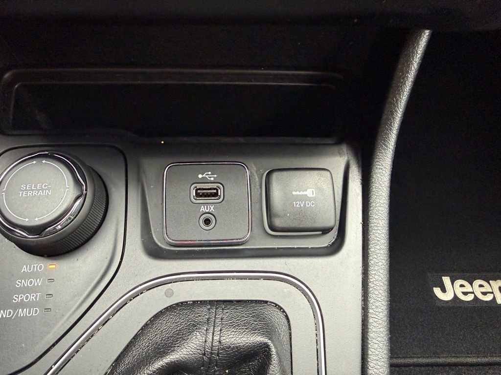 Used 2019 Jeep Cherokee Latitude Plus w/ Comfort/Convenience Group image 31