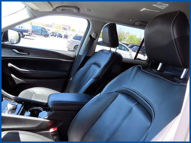 Used 2023 Jeep Grand Cherokee Limited w/ Black Appearance Package AWD/4WD image 13
