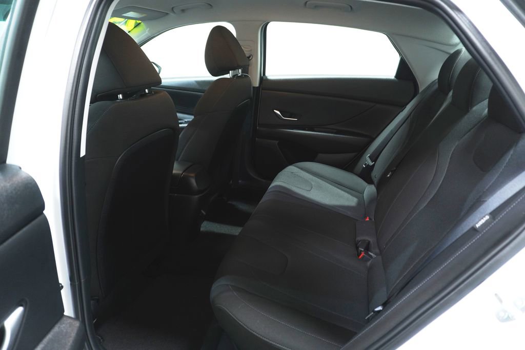 Certified 2025 Hyundai Elantra SE image 12