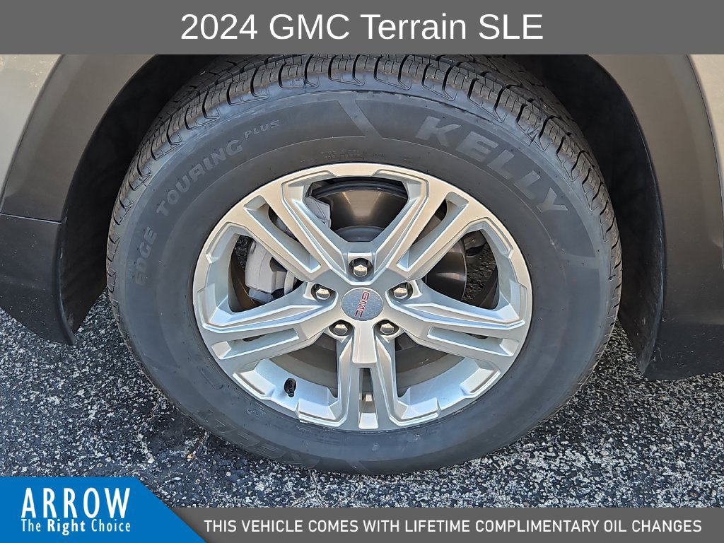 Used 2024 GMC Terrain SLE w/ Driver Convenience Package FWD image 17