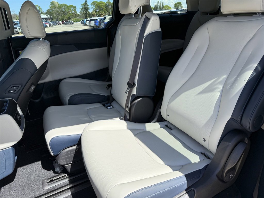 New 2026 Kia Carnival EX image 16