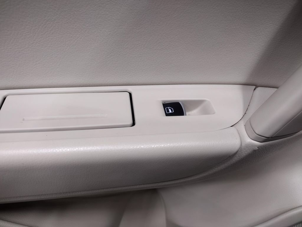 Used 2012 Volkswagen Touareg TDI image 31