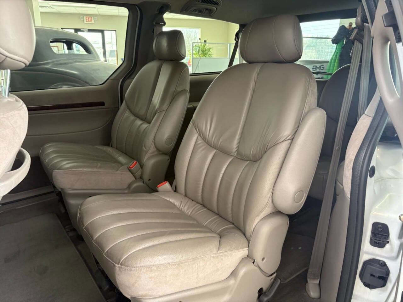 Used 2000 Chrysler Town & Country Limited image 24