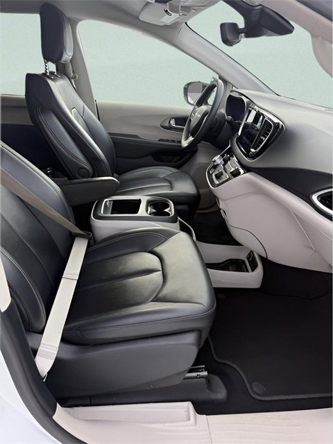 Used 2024 Chrysler Pacifica Touring-L image 26