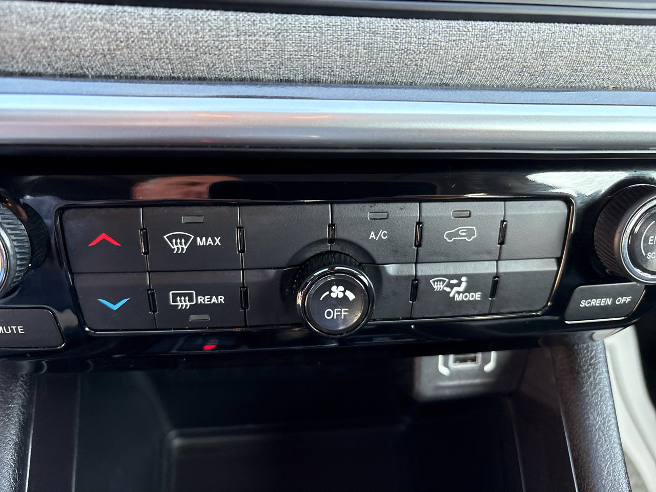 Used 2022 Jeep Compass Latitude w/ Sun and Sound Group image 24