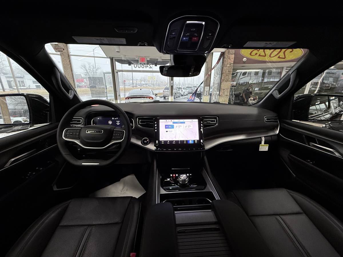 Used 2025 Jeep Wagoneer Series II image 42