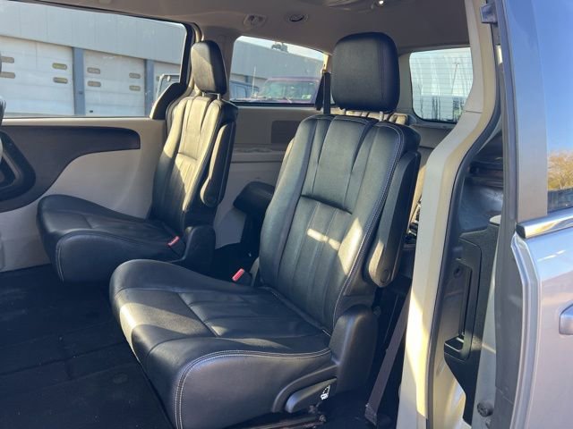 Used 2016 Chrysler Town & Country Touring FWD image 13