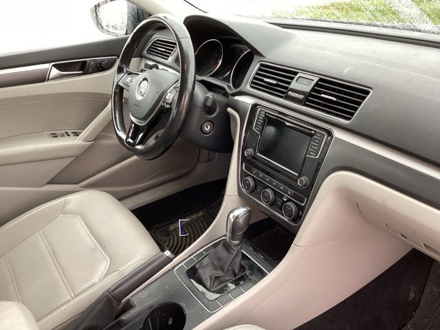 Used 2018 Volkswagen Passat 2.0T R-Line FWD image 18