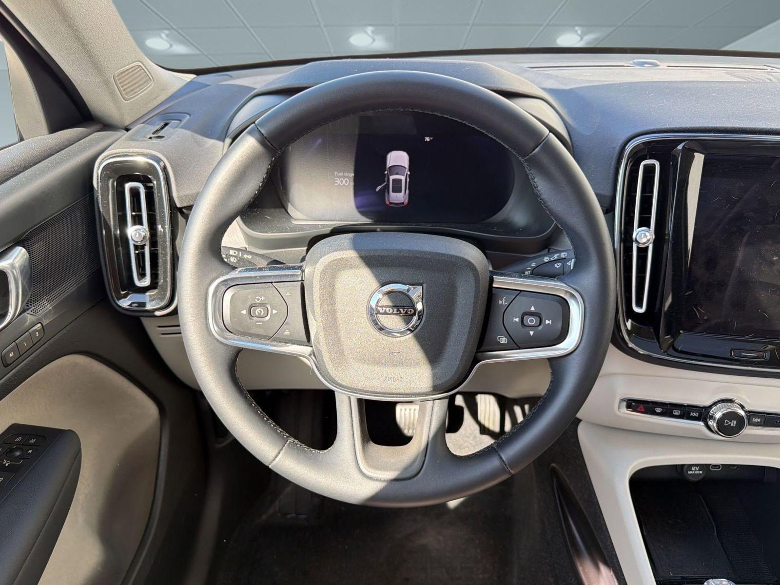 Used 2023 Volvo XC40 B5 Plus w/ Protection Package Premier image 17