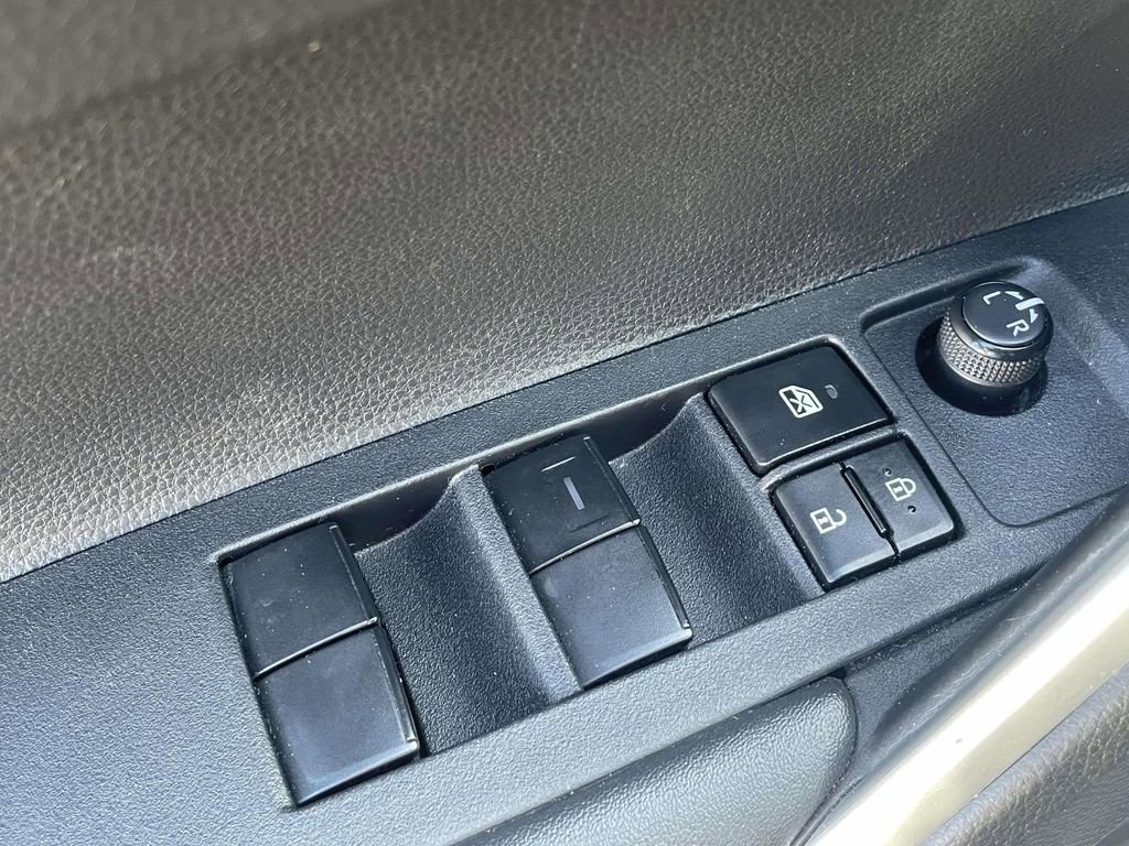 Used 2022 Toyota Corolla Cross LE AWD/4WD image 36