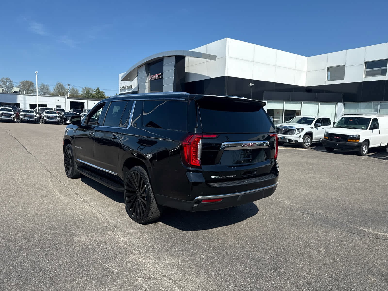 Used 2023 GMC Yukon XL SLT AWD/4WD image 3