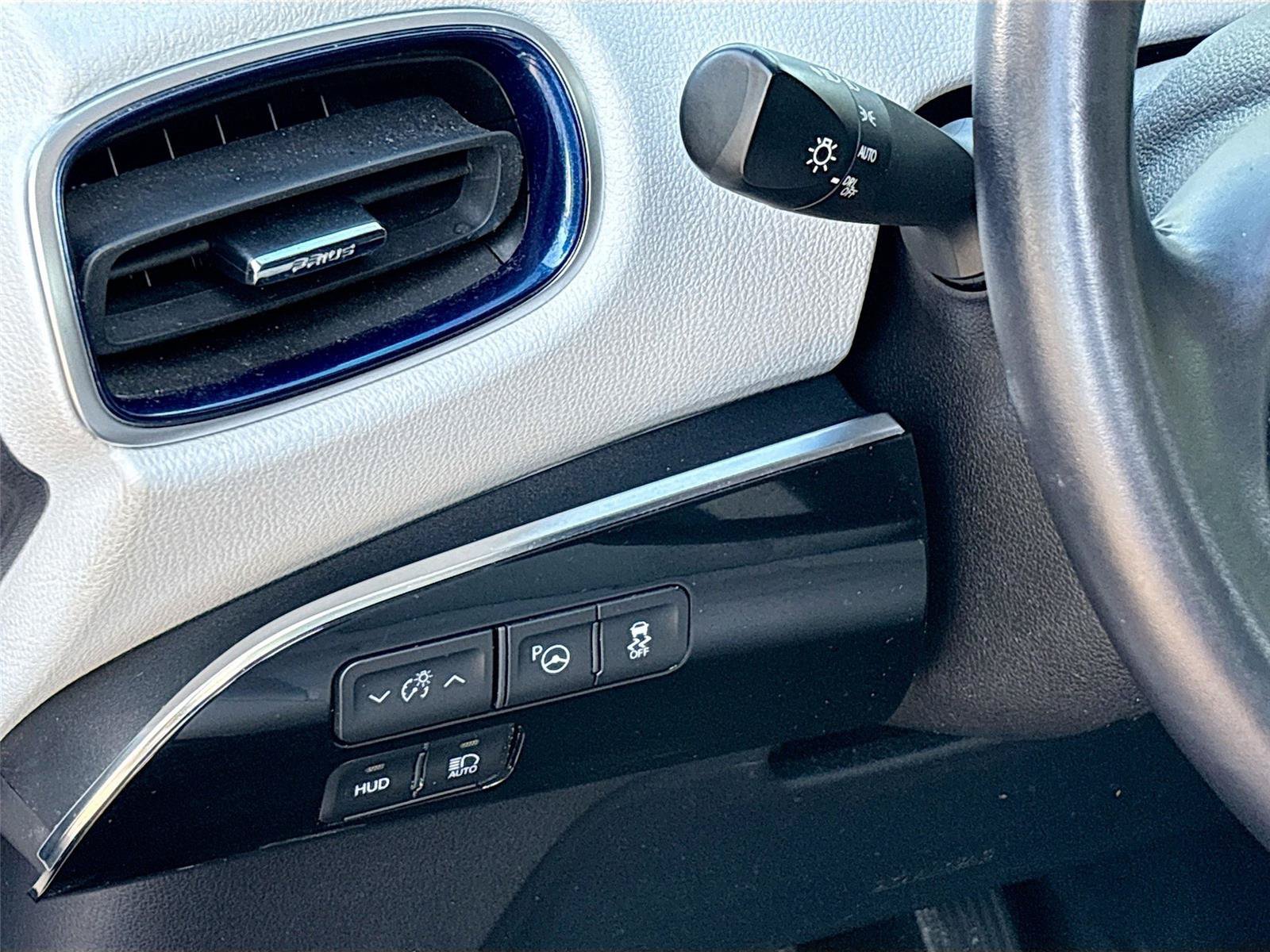 Used 2019 Toyota Prius Limited FWD image 10