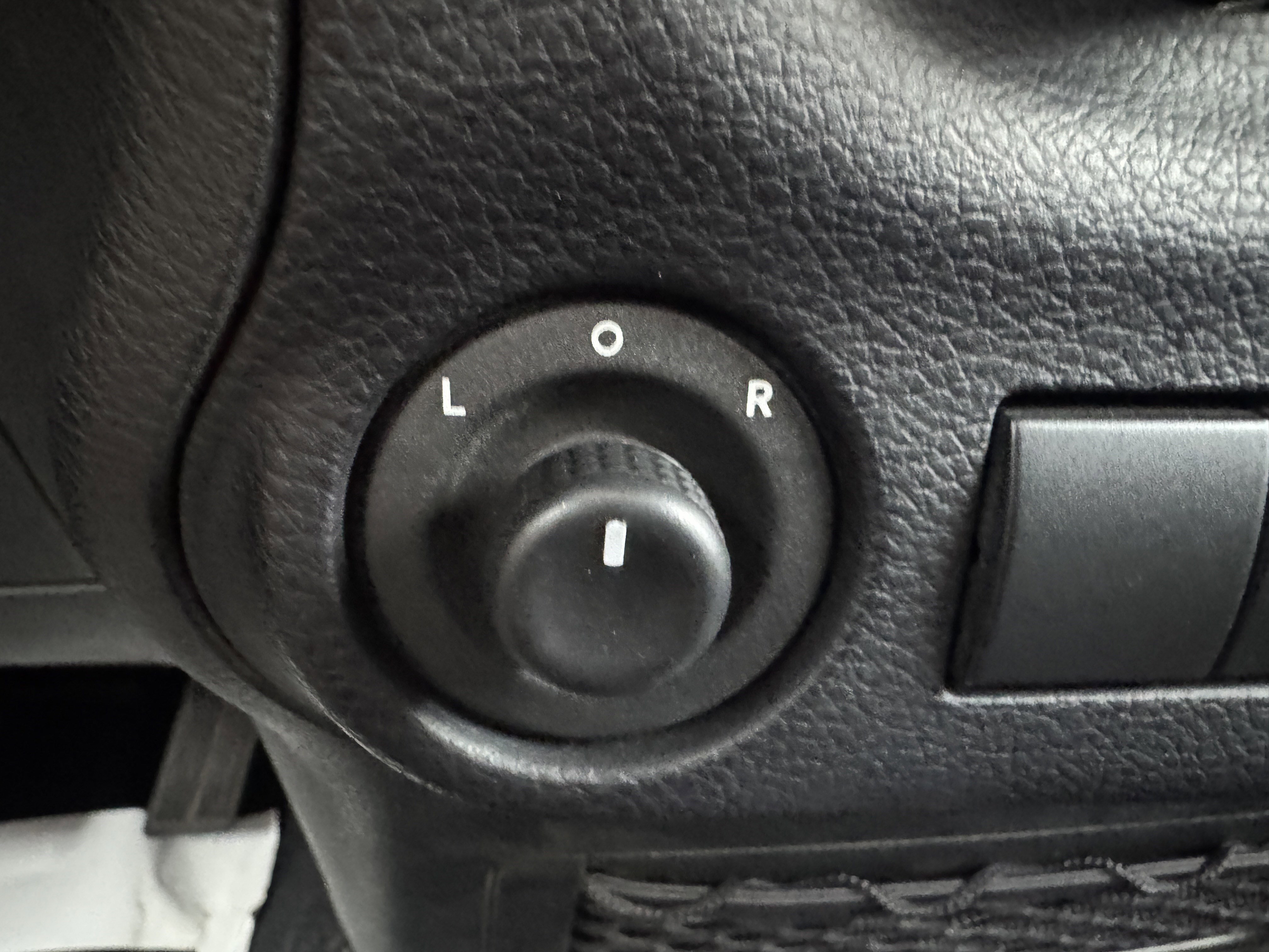 Used 2015 Jeep Wrangler Unlimited Sahara w/ Connectivity Group AWD/4WD image 27