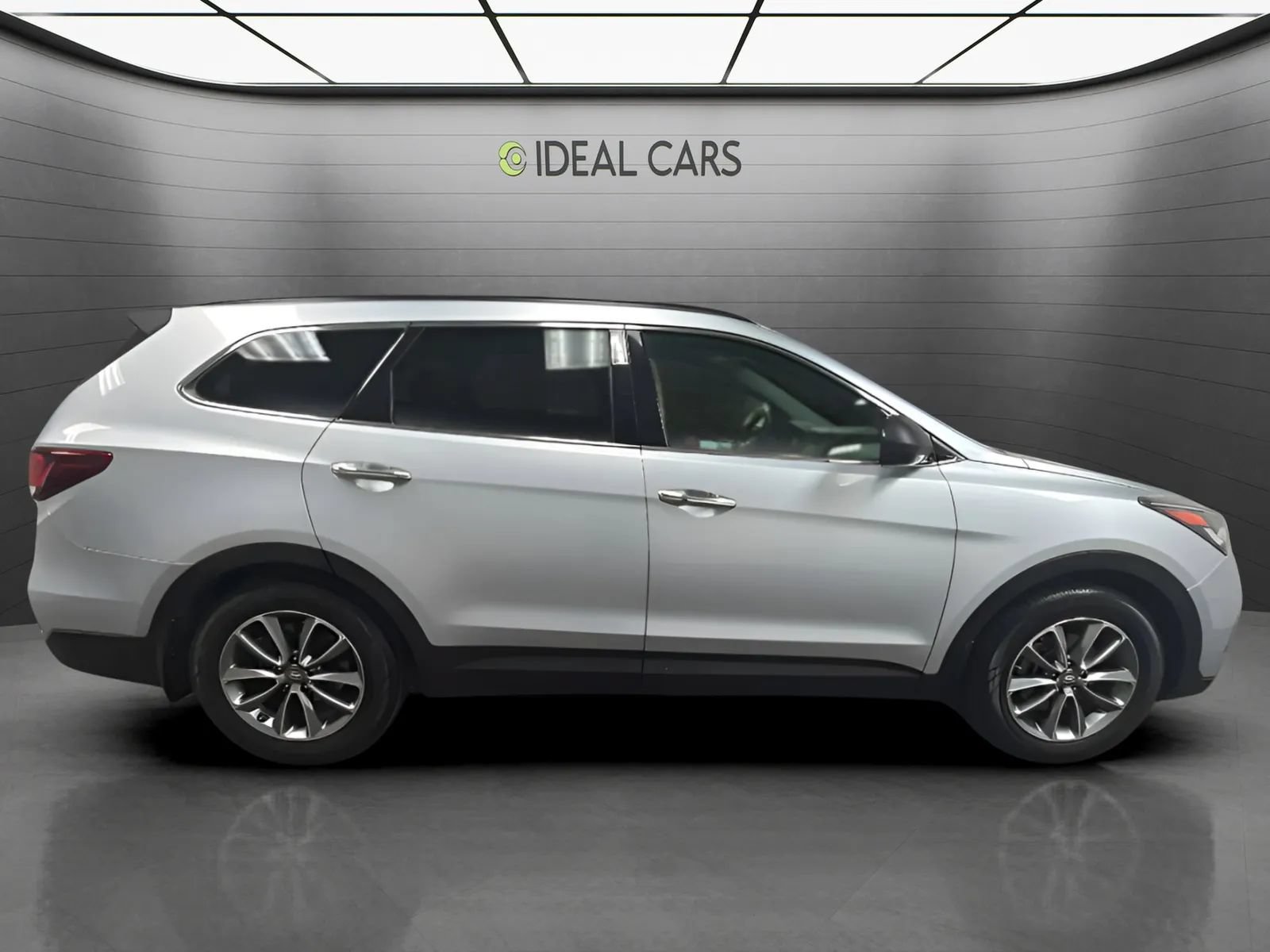 Used 2017 Hyundai Santa Fe SE FWD image 4