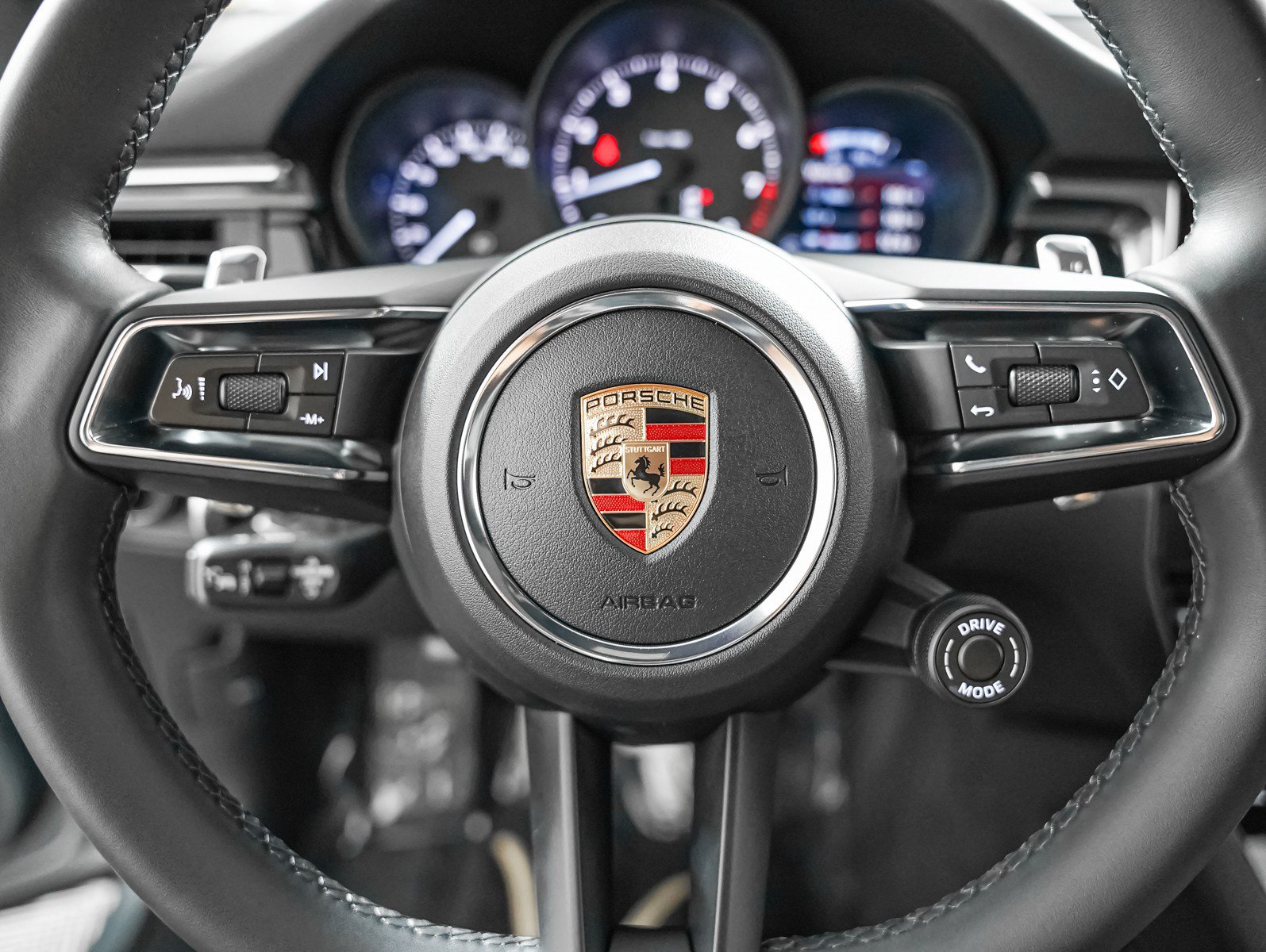 Certified 2026 Porsche Macan AWD/4WD image 17