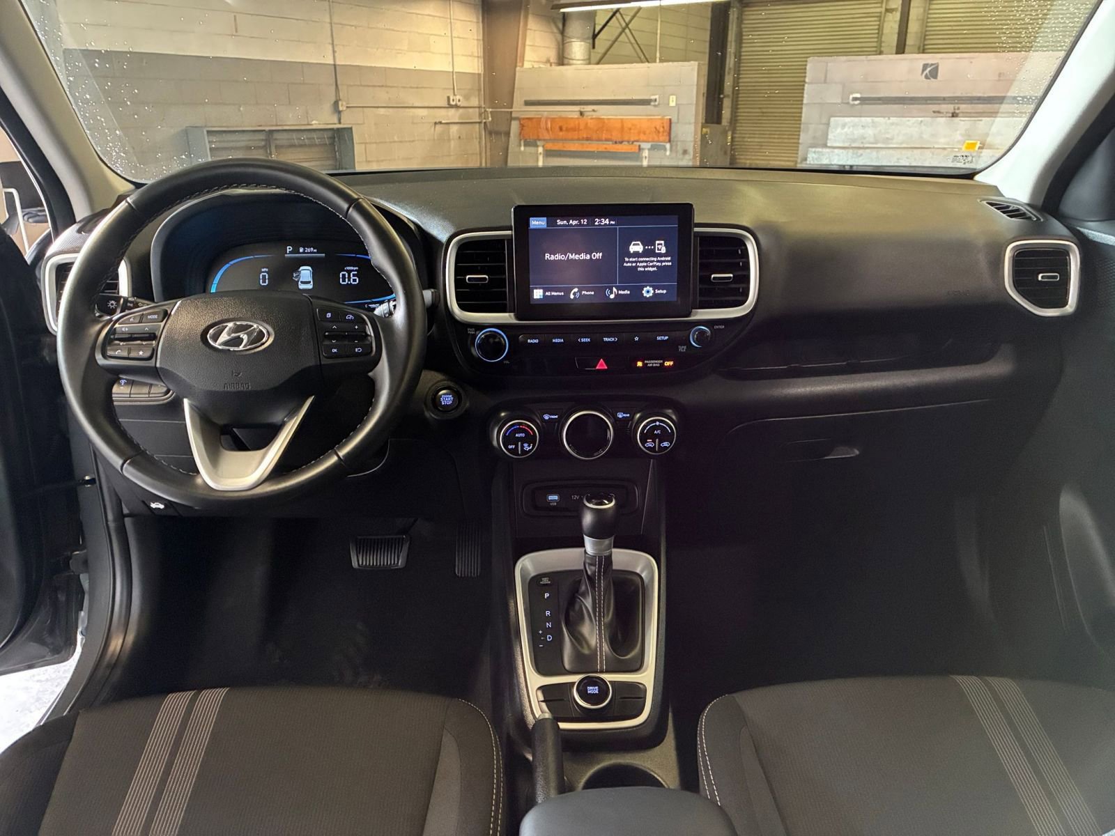 Used 2025 Hyundai Venue SEL image 34