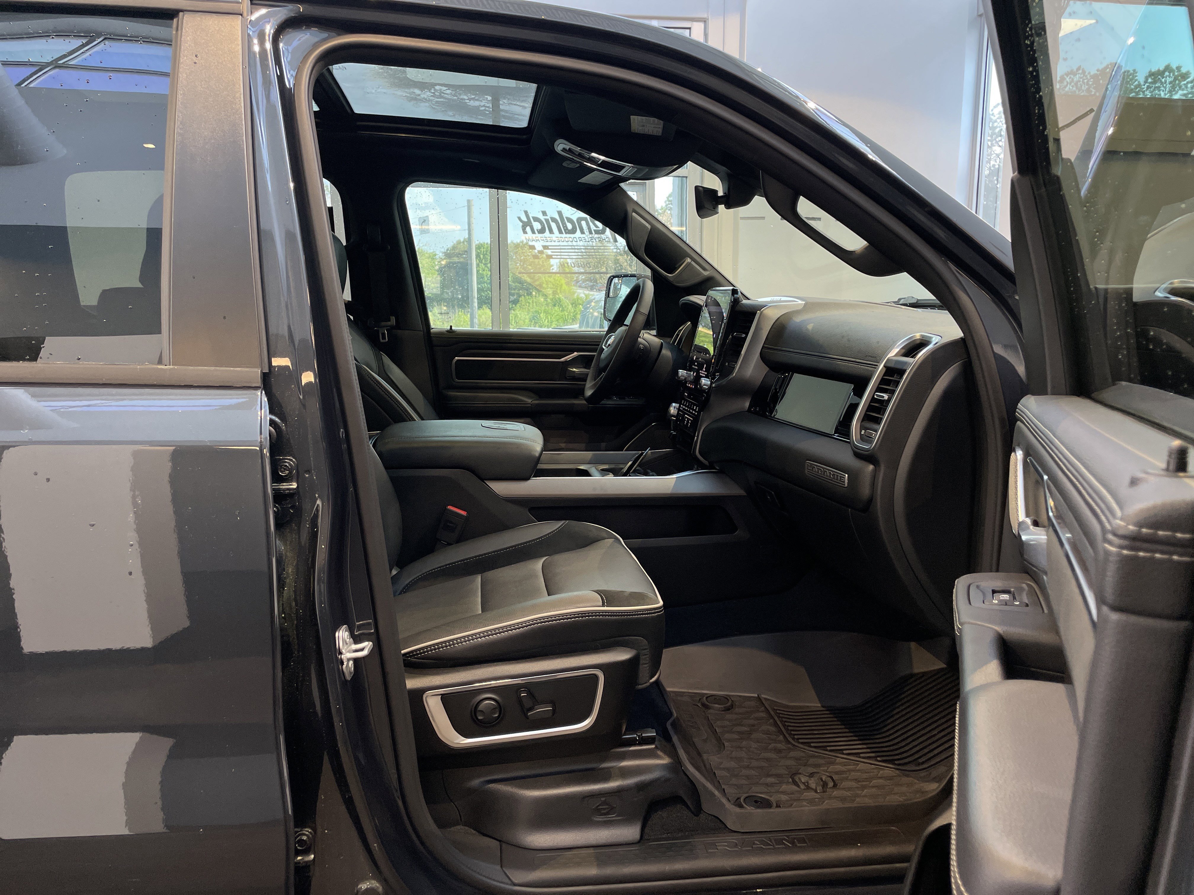 Used 2025 RAM 1500 Laramie w/ Night Edition image 35