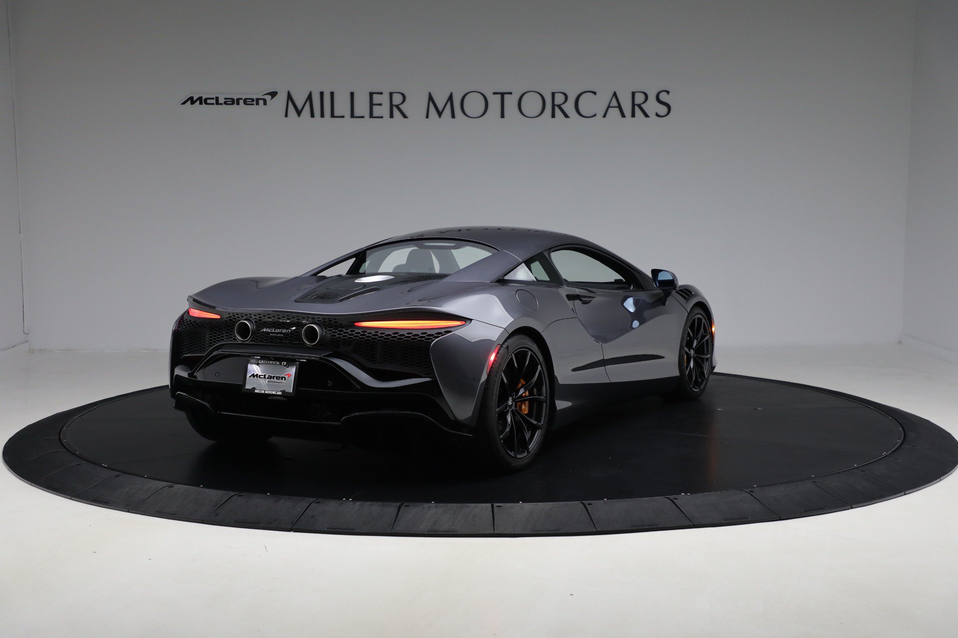 Used 2024 McLaren Artura RWD image 7