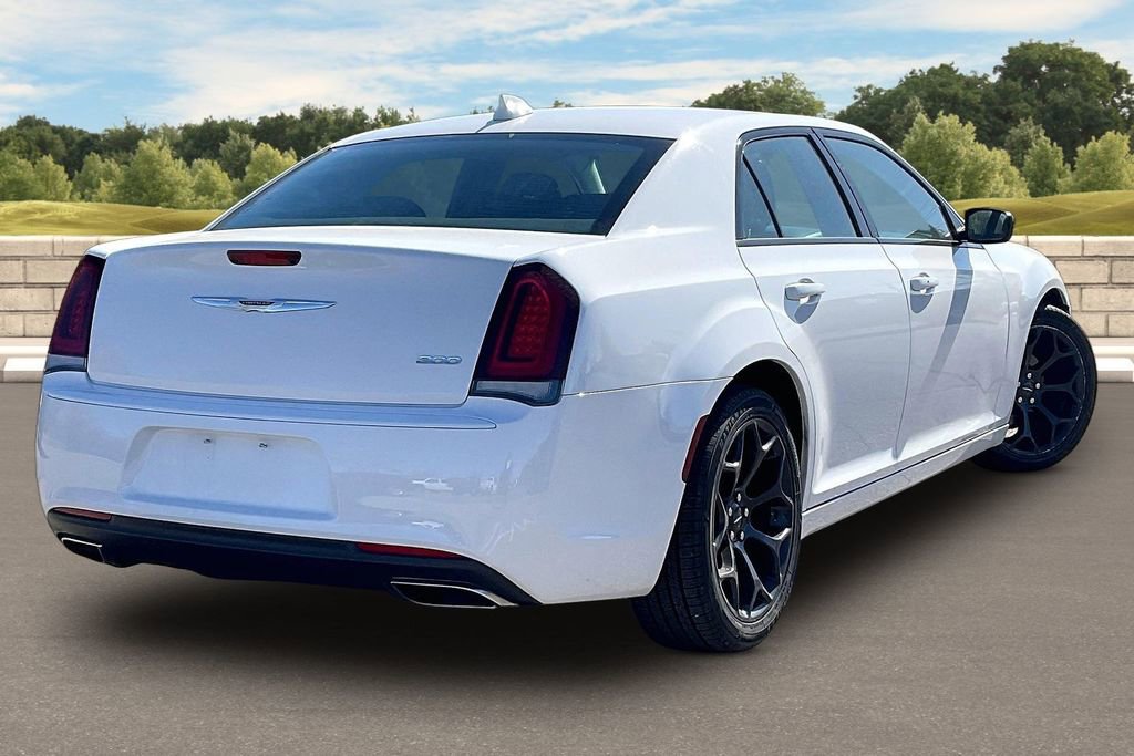 Used 2019 Chrysler 300 Touring w/ Sport Appearance Package image 8