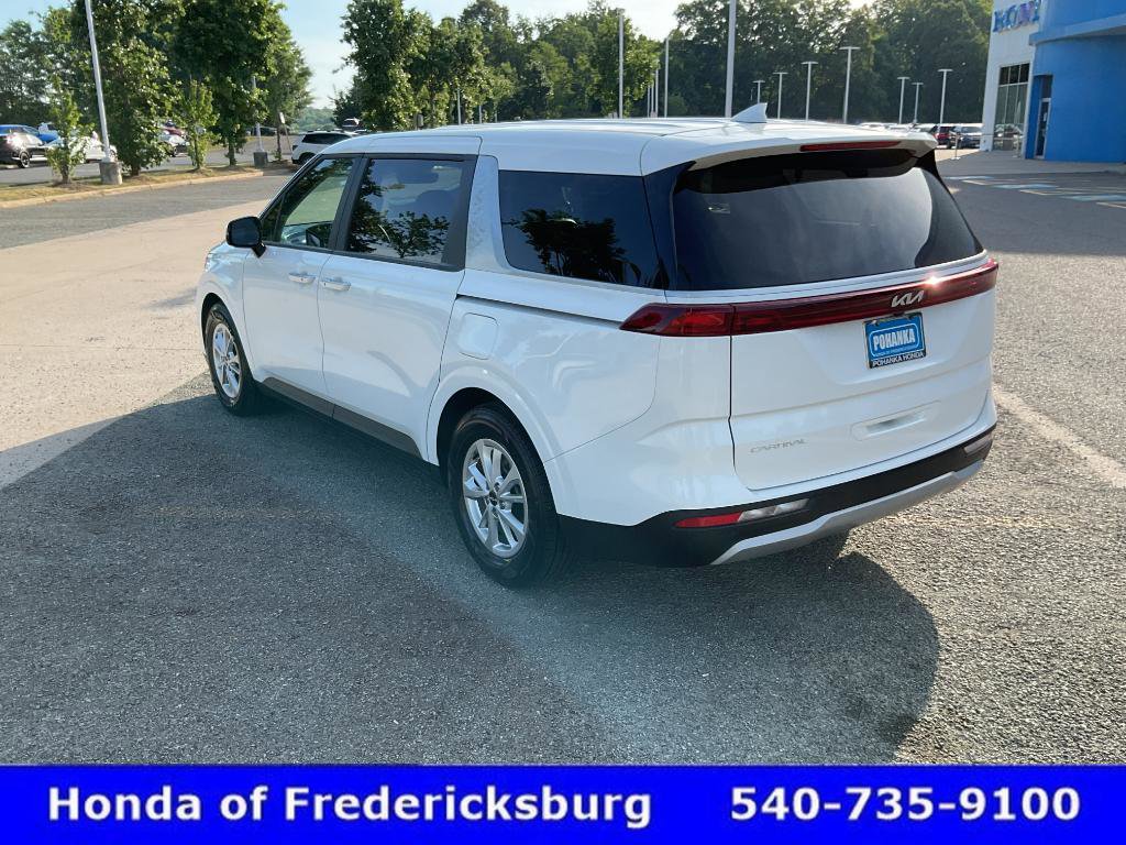 Used 2024 Kia Carnival LX FWD image 4