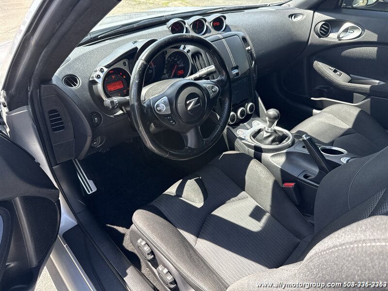Used 2016 Nissan 370Z Coupe RWD image 14