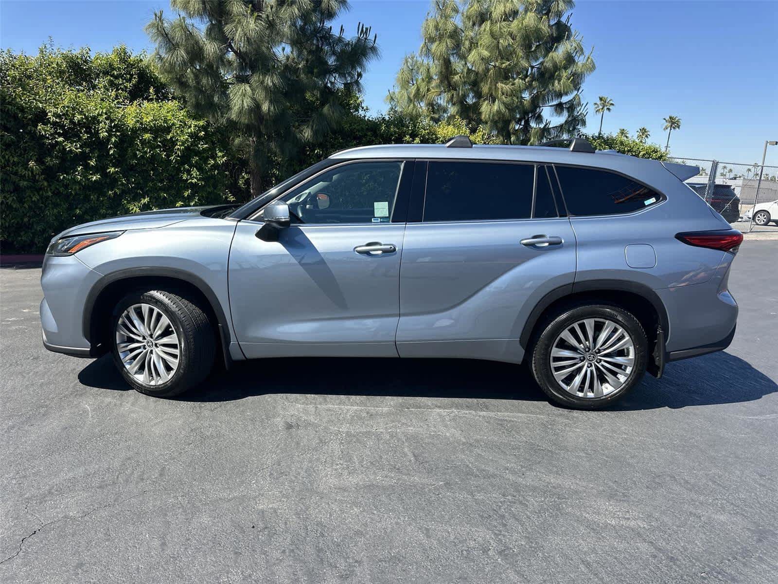 Used 2022 Toyota Highlander Platinum image 3
