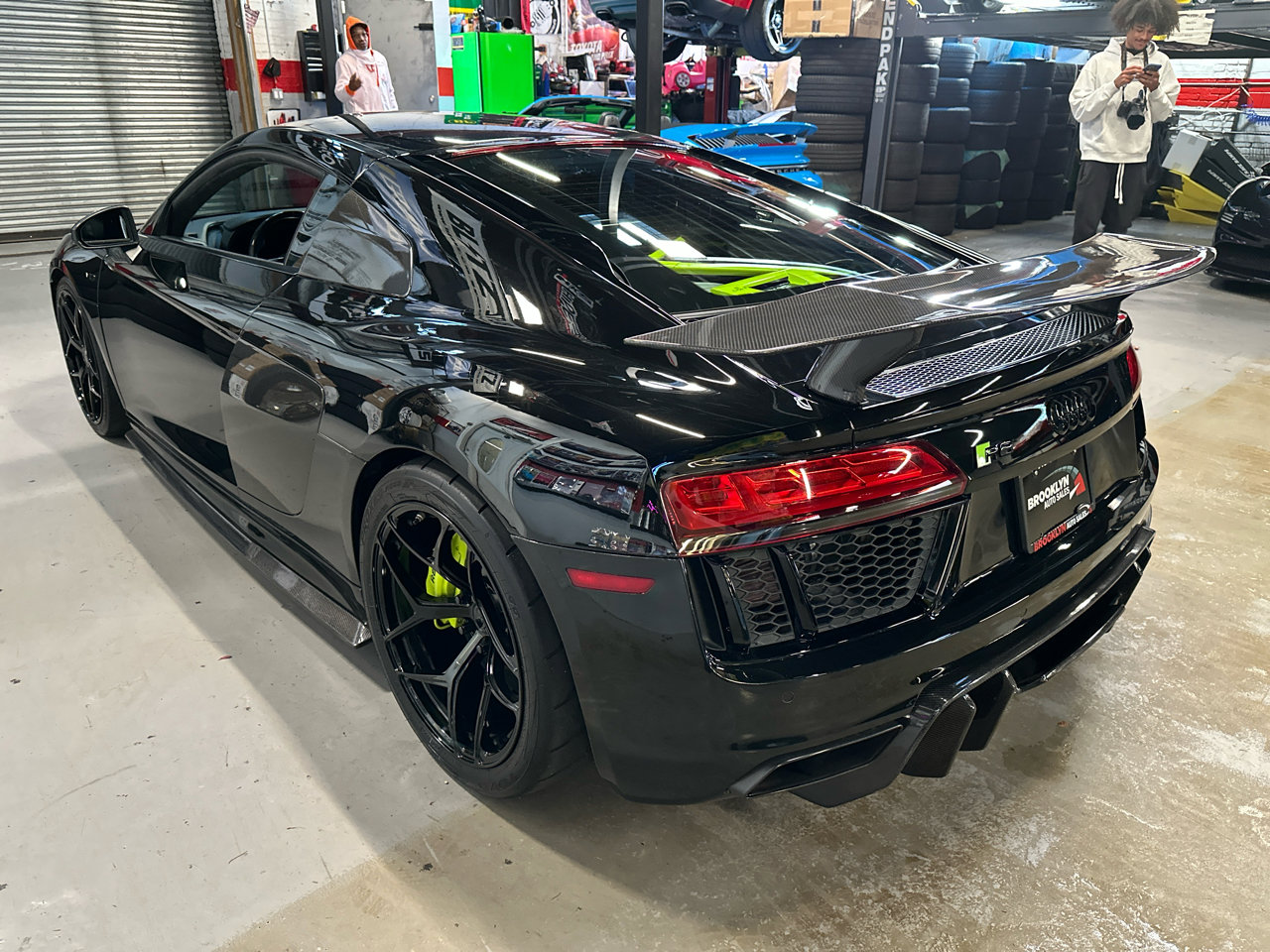 Used 2017 Audi R8 V10 w/ Carbon Exterior Package image 8