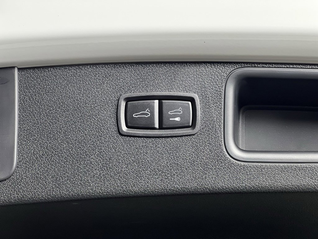 Certified 2025 Porsche Macan image 18