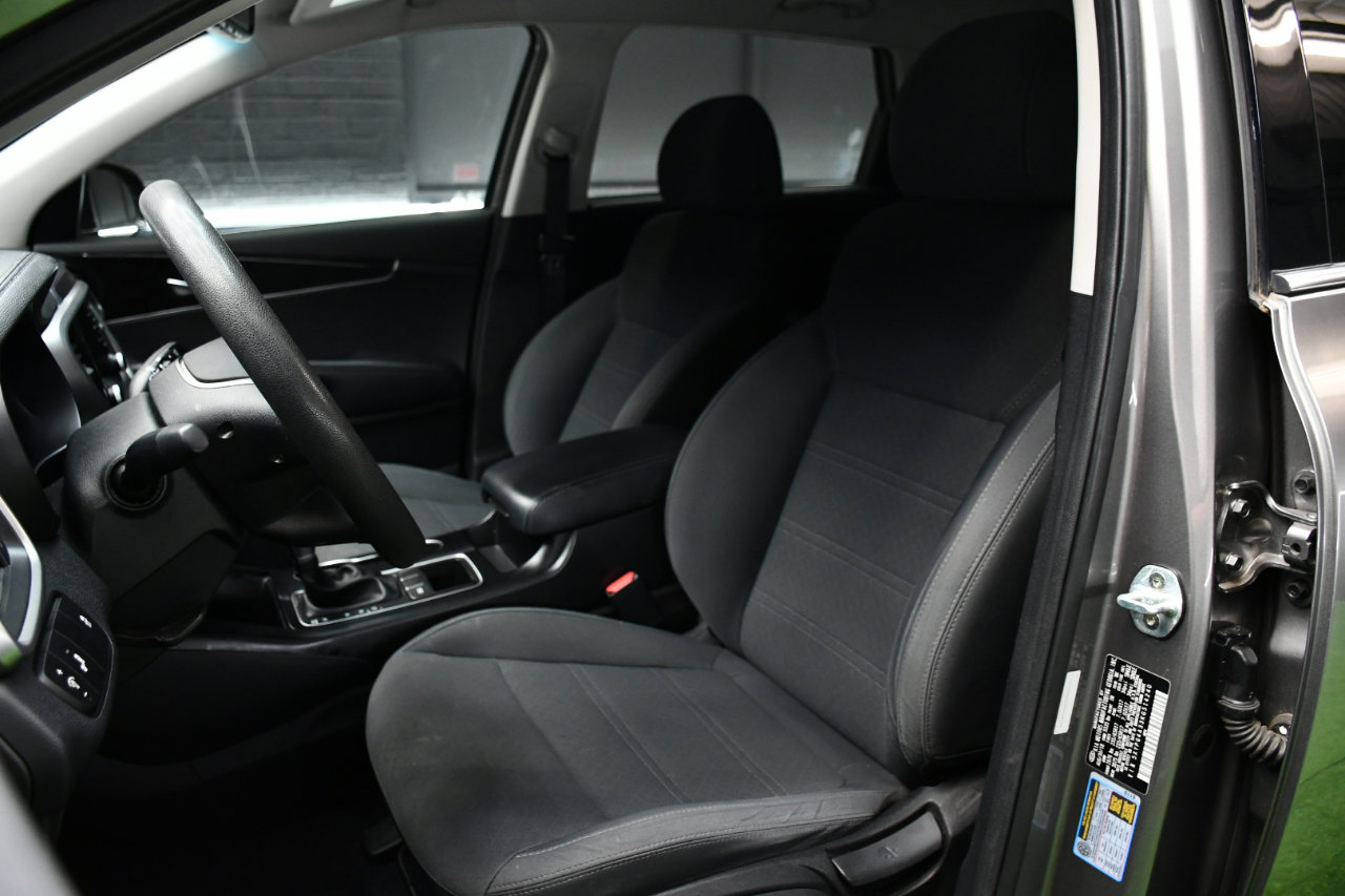 Used 2019 Kia Sorento LX image 16