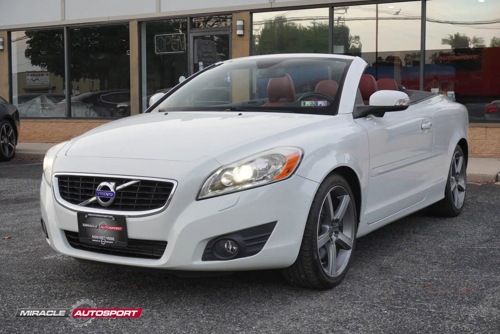 Used 2012 Volvo C70 T5 w/ Dynamic Trim Pkg image 3