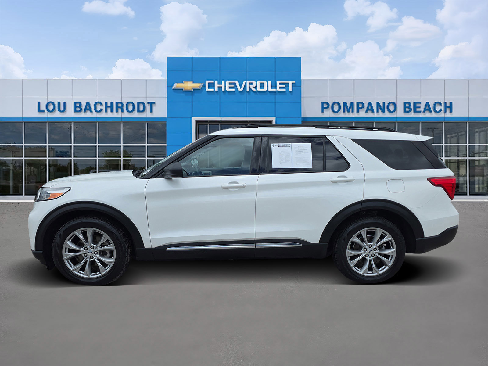 Used 2023 Ford Explorer XLT w/ Equipment Group 202A RWD image 4