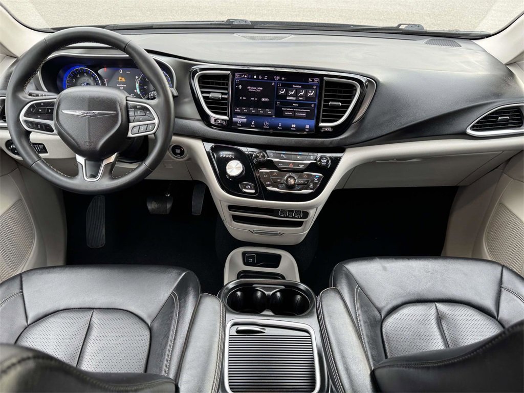 Used 2024 Chrysler Pacifica Touring-L image 3