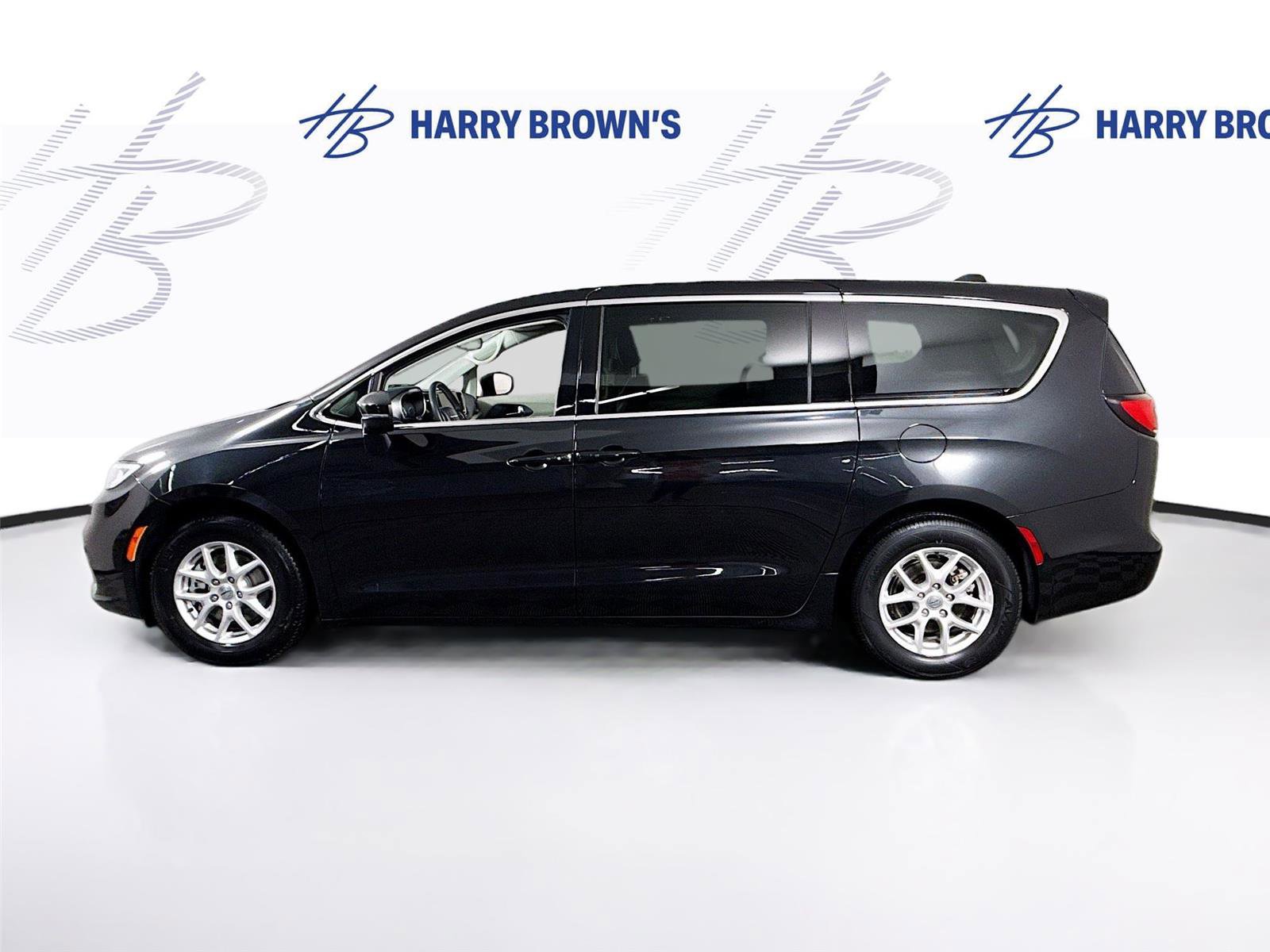 Used 2023 Chrysler Pacifica Touring-L image 28