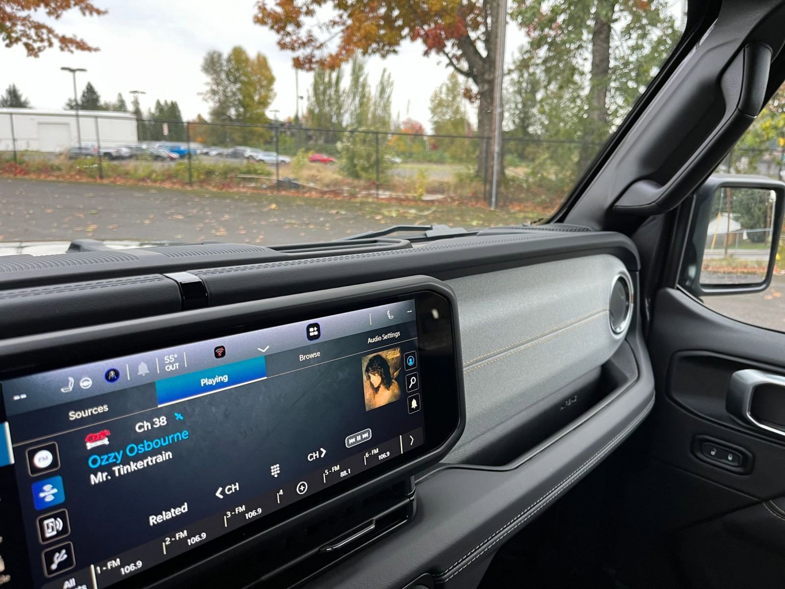 Used 2025 Jeep Wrangler Sahara image 34