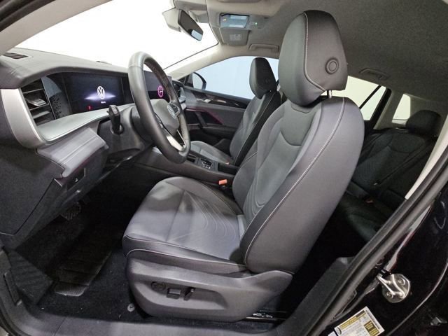 Used 2025 Volkswagen Tiguan SE image 6