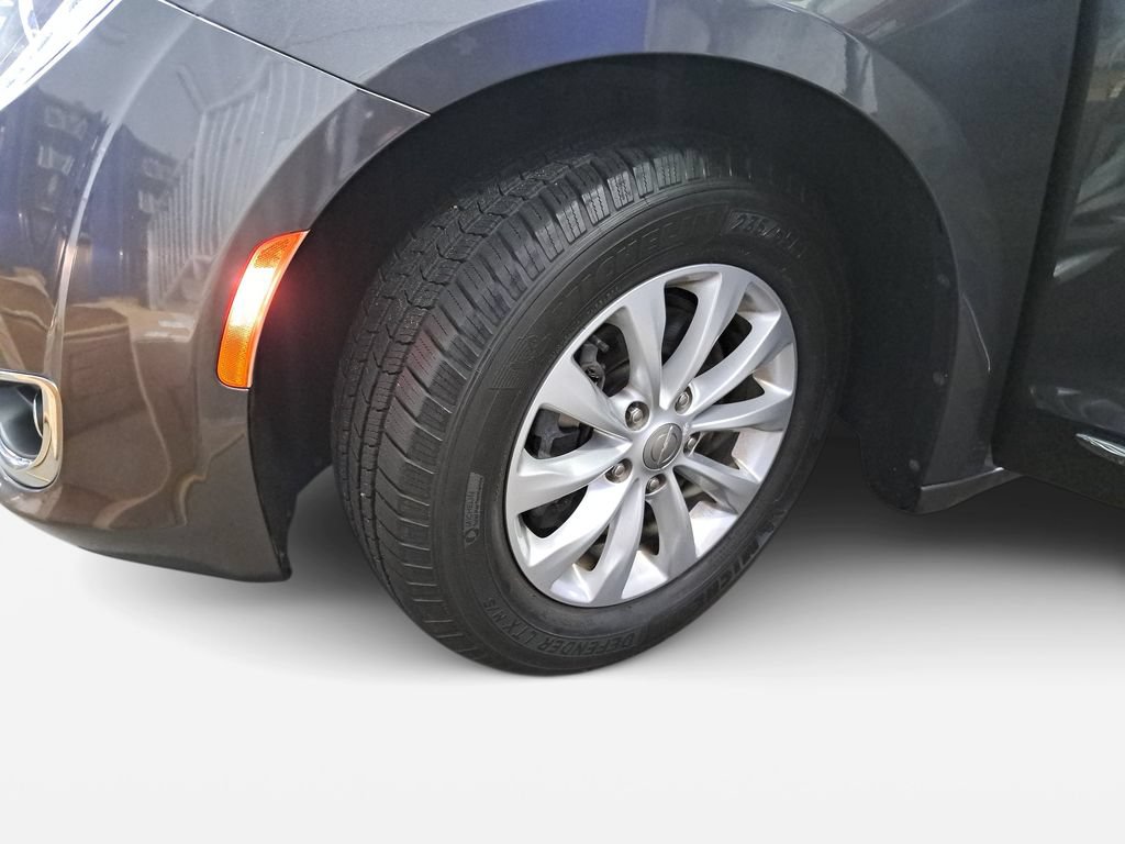 Used 2017 Chrysler Pacifica Touring-L FWD image 33