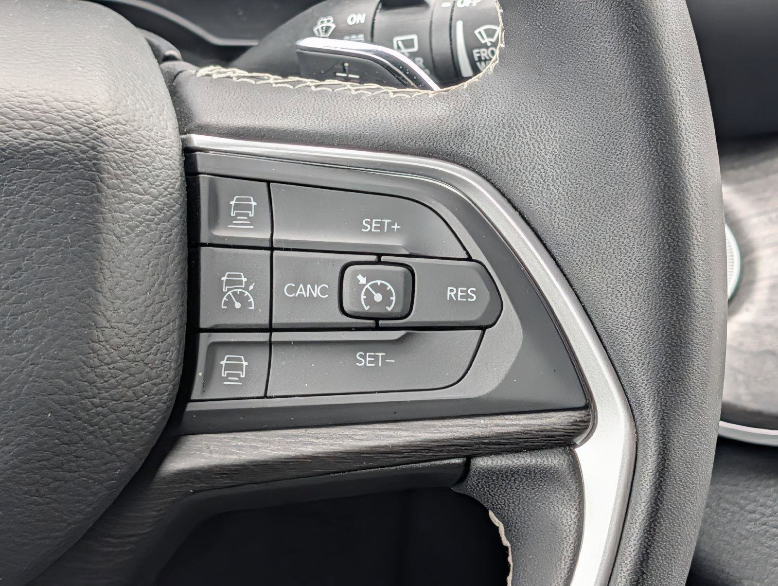 Used 2024 Jeep Grand Cherokee Limited w/ Black Appearance Package image 15