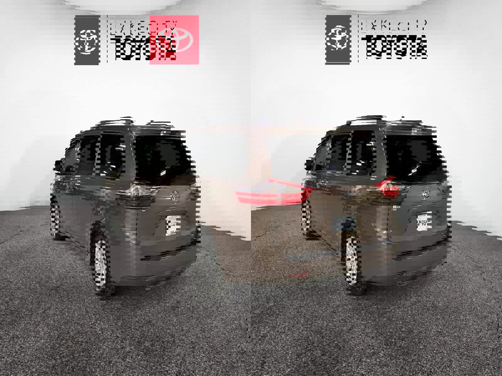 Used 2019 Toyota Sienna LE w/ LE Preferred Package image 4