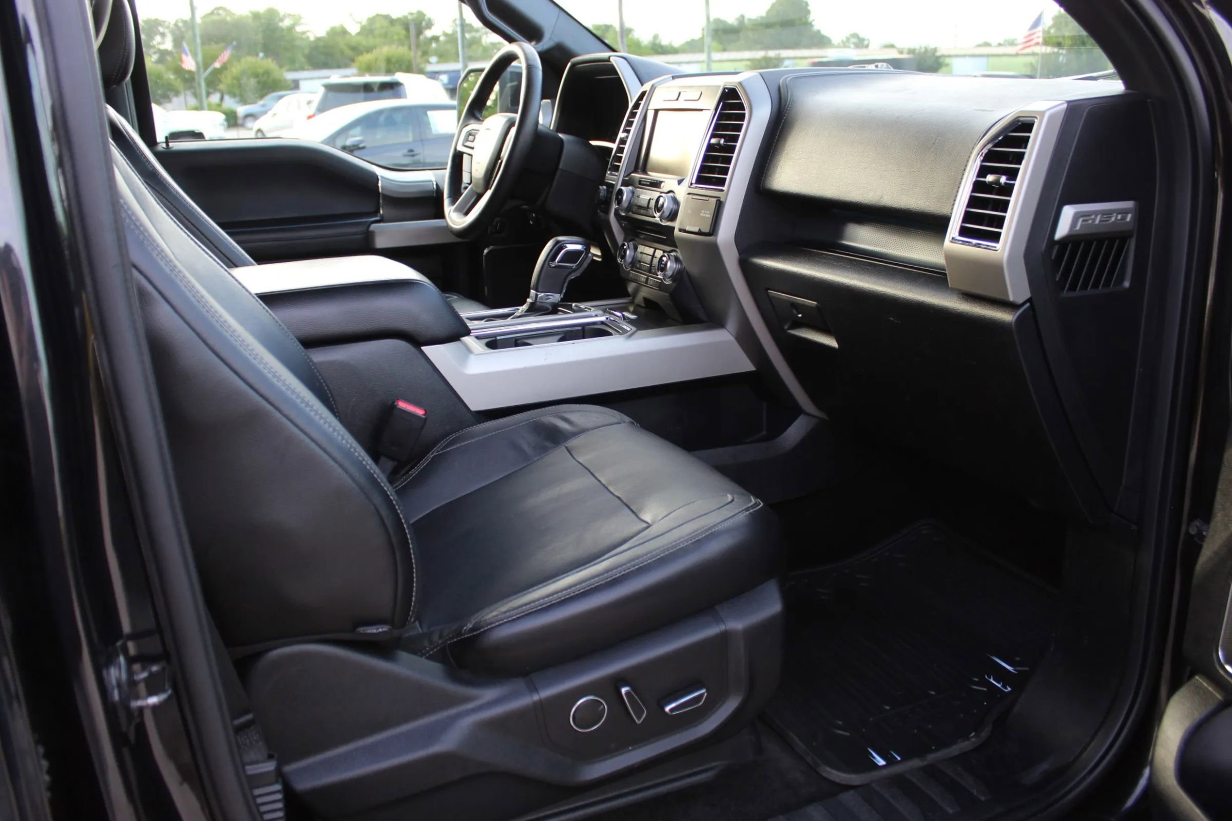 Used 2015 Ford F150 Lariat w/ Equipment Group 501A Mid AWD/4WD image 30