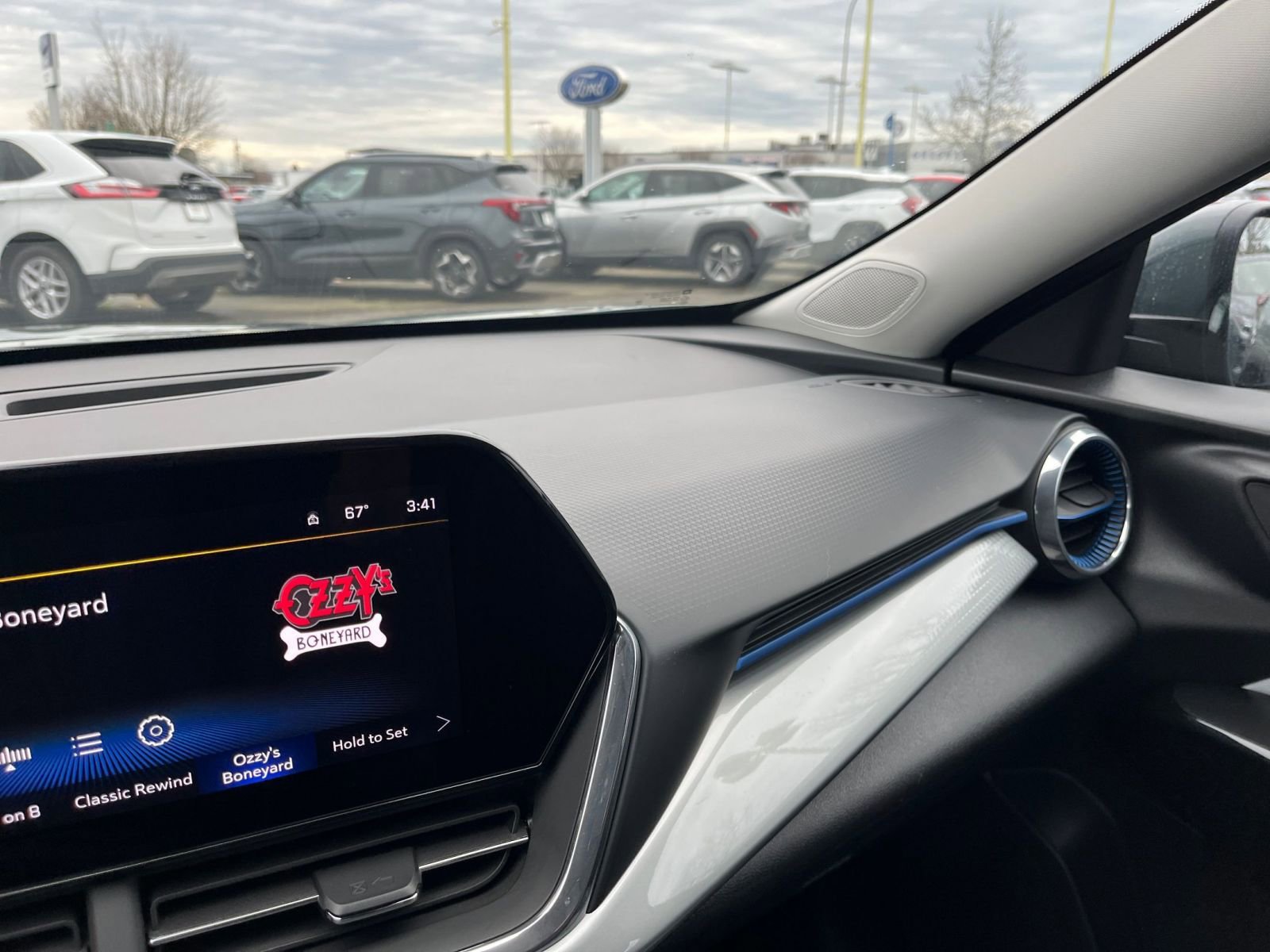 Used 2025 Chevrolet Trax LT FWD image 34