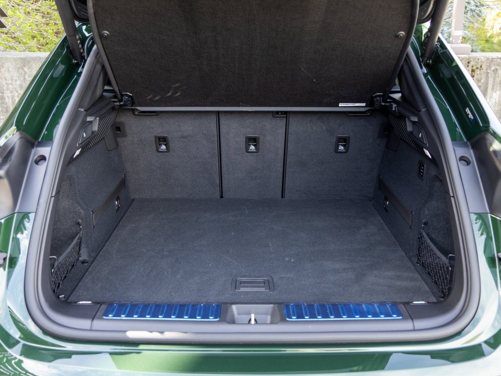 Certified 2025 Porsche Macan Electric image 43