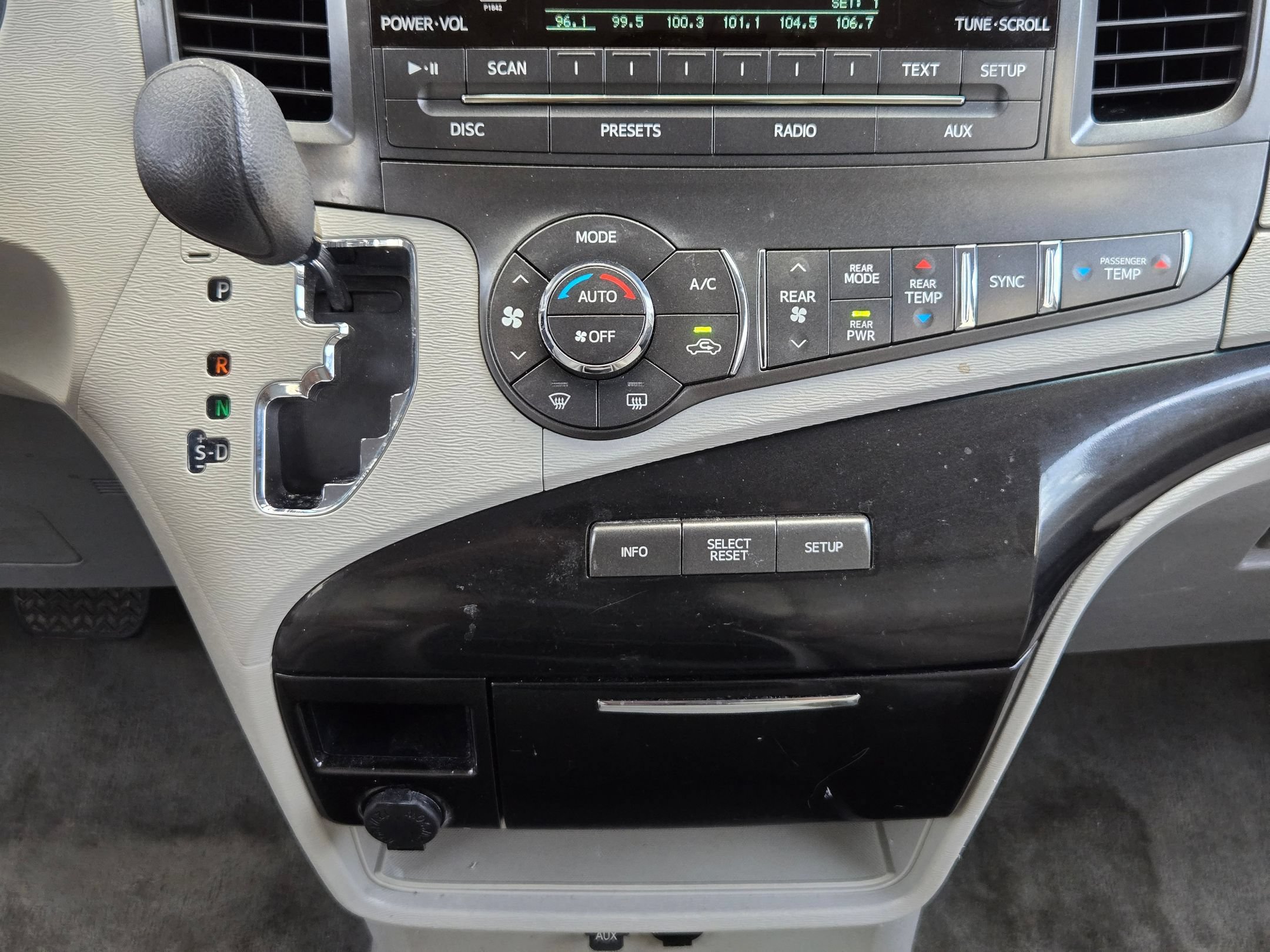 Used 2013 Toyota Sienna LE FWD image 17