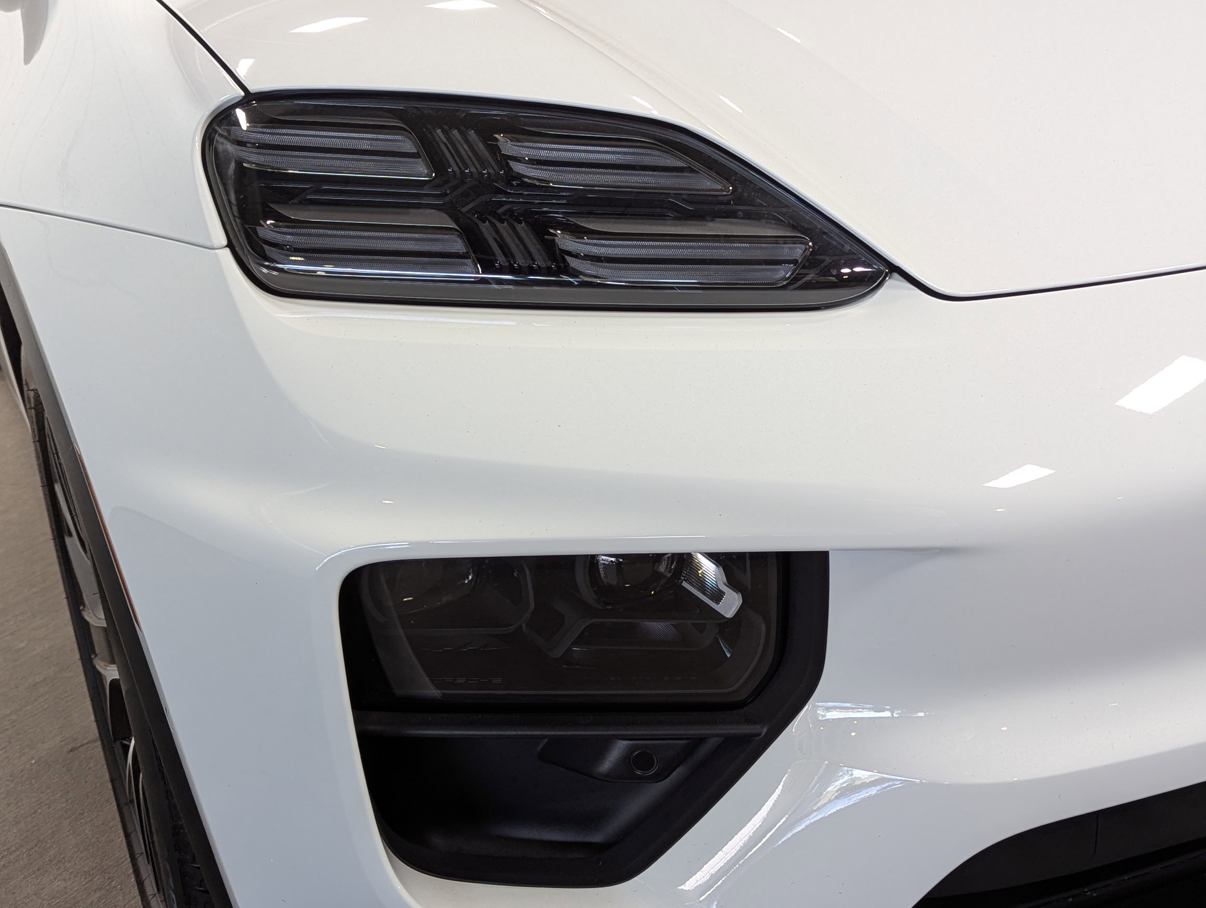Certified 2025 Porsche Macan 4 Electric image 15