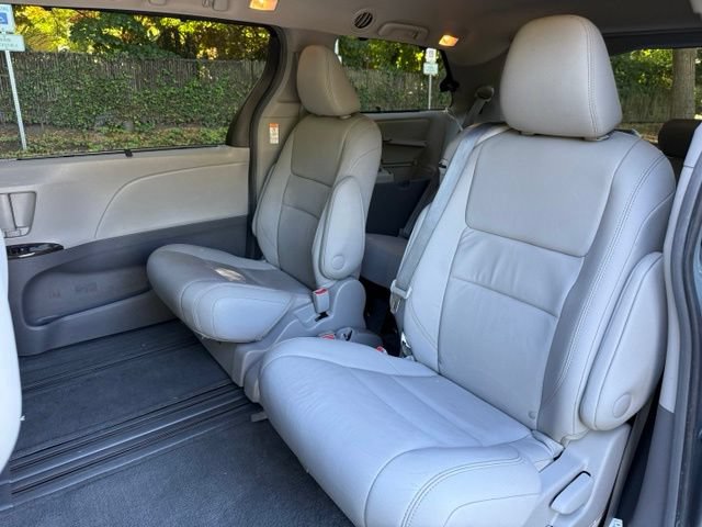 Used 2015 Toyota Sienna XLE w/ XLE Navigation Package FWD image 22