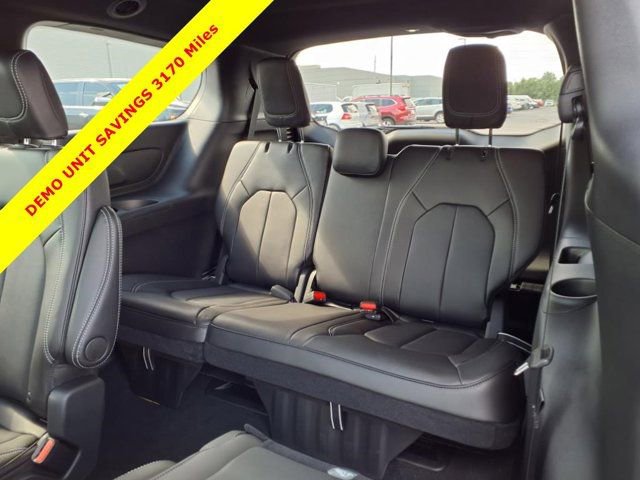 New 2026 Chrysler Pacifica Select image 16