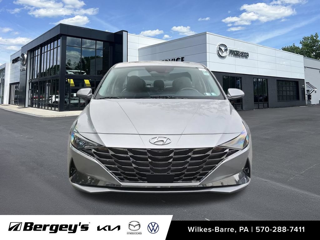 Used 2022 Hyundai Elantra Limited FWD image 2