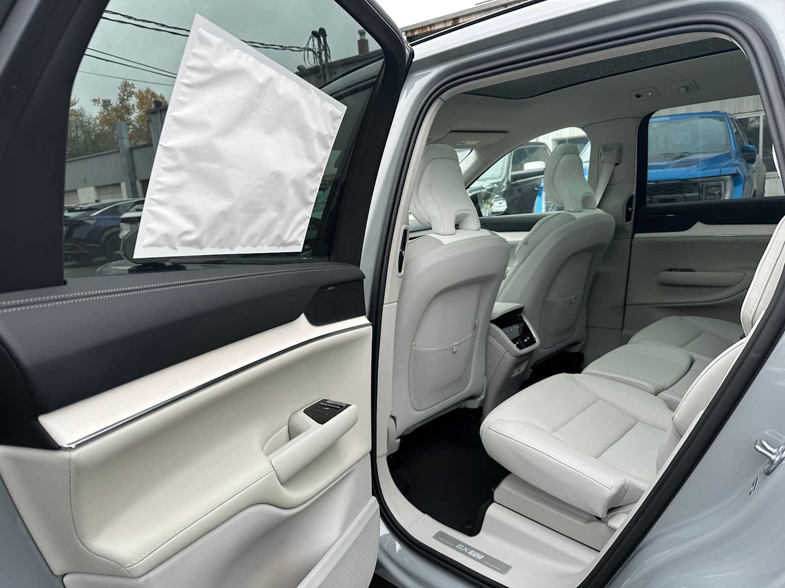 New 2025 Volvo EX90 Ultra image 16