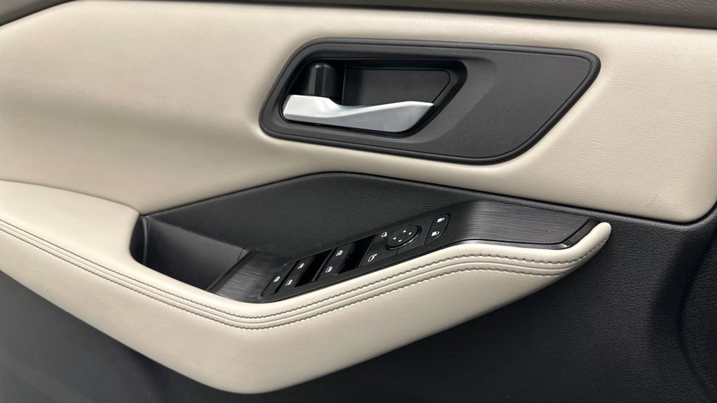 Used 2024 Nissan Rogue SV image 16